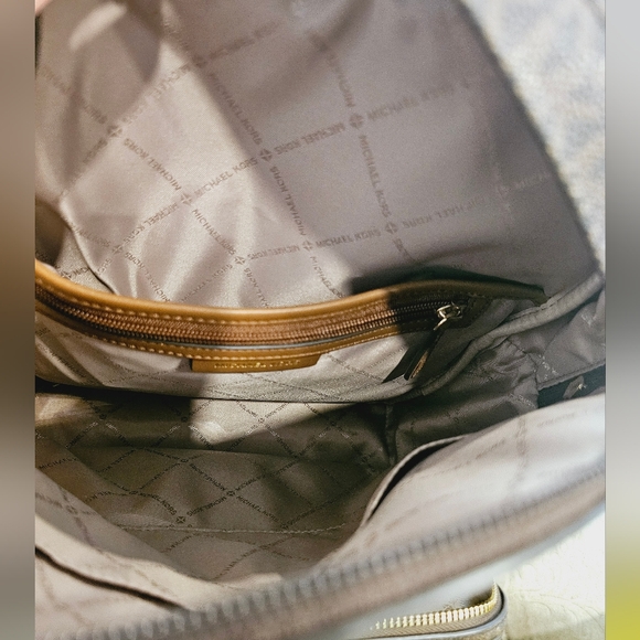 NEW MICHAEL KORS Maisie Medium Logo 2-in-1 Backpack - Picture 5 of 12